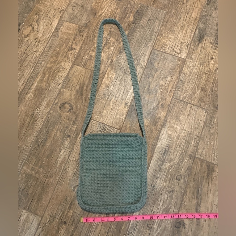Handmade green and white crochet crossbody bag with closure - Picture 4 of 5